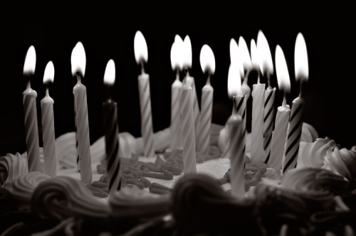 black-and-white-candles